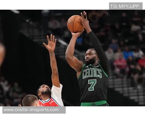 杰伦布朗半场表现惊艳12投7中砍下17分并贡献4篮板3助攻三分球命中率高达75 杰伦布朗半场表现惊艳12投7中砍下17分并贡献4篮板3助攻三分球命中率高达75