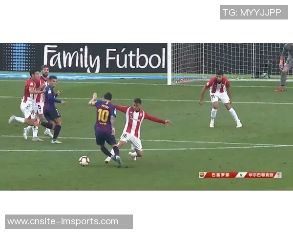 梅西远射中柱意外助攻苏亚雷斯轻松破门展现默契配合